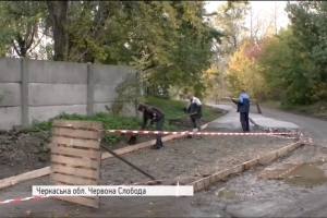 Селяни Червоної Слободи взялися самотужки ремонтувати дорогу-
