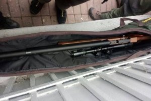 У Києві поліція затримала чоловіка, який намагався пронести під Раду зброю