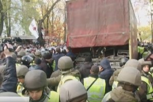 Мітингарям дозволили перенести аудіоапаратуру з вантажівки до сцени під Радою
