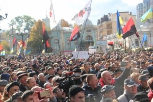 "300 спартанців" та макарони: Як пройшов шостий день мітингу під Верховною Радою