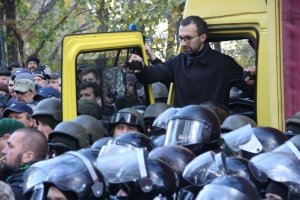 Обережно, Лещенко за кермом: Як пройшов черговий день мітингу під Радою – фоторепортаж