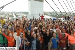 "Це було божевільно": у Бразилії роуп-джампери здійснили рекордний стрибок з мосту