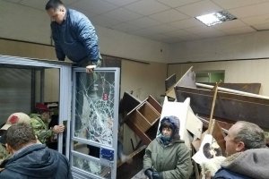 Безладдя й барикади: що залишилось від Святошинського суду після "захисників Коханівського" – ФОТО