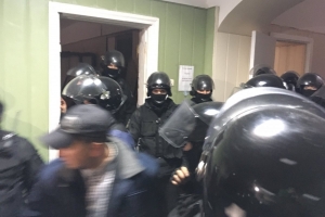 У мережі з'явилося відео штурму Святошинського райсуду поліцією
