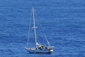 Двоє у човні, не рахуючи двох собак: у Тихому океані врятували американок, які п'ять місяців дрейфували на яхті
