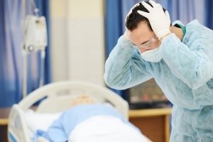 У столичній приватній клініці через лікарську помилку жінці вирізали матку: прокуратура повідомила медику про підозру
