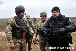 Турчинов у зоні АТО: Завдяки мужності наших військових, воєнні авантюри окупантів приречені