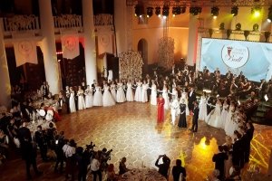 Вальс, галантні кавалери, вишукані сукні дам: у Києві вперше відбувся Віденський бал – фотогалерея