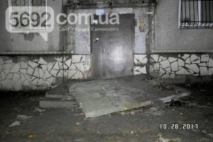 У Кам'янському обвалився навіс під'їзду: загинув підліток