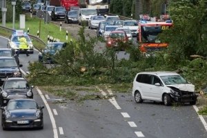 Новий ураган вирує у Німеччині з ночі: людям радять не виходити з будинків