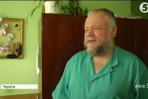 Відчуває хворобу на дотик: В Чернігові незрячий масажист ставить на ноги паралізованих пацієнтів