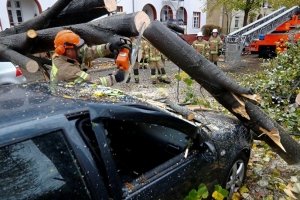 Потужний ураган просувається Європою: є жертви