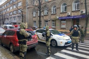 "Купа поліції та перекрита дорога": Фото з місця обшуку в Харкові в рамках "справи рюкзаків"