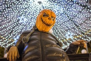 Страшні костюми, вогняне шоу та виставка гарбузів: як в Одесі проходив геловінський парад нечисті