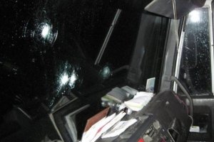 На трасі Київ-Чернігів невідомі в масках обстріляли вантажівку і викрали сейф із грішми
