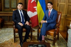 Тонка дипломатія: Колекція Трюдо поповнилася українськими шкарпетками – фото