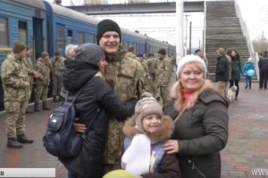 Із зони АТО до Харкова повернулися бійці 92-ї механізованої бригади: як зустрічали героїв – відео