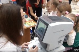 У Києві влаштували акцію з перевірки зору у школярів: які вийшли результати – відео