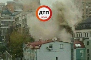 У центрі Києва сталася пожежа, працює 4 бригади ДСНС