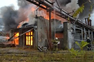 В Одесі потужно зайнялося приміщення кондитерської фабрики