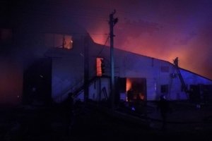 На Київщині вночі палав цех із виробництва пелетів