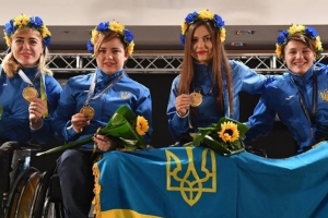 Українські паралімпійці-фехтувальники привезли додому дев'ять медалей – як зустрічали в аеропорту