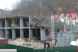 Обвал у недобудові в Києві: Частково впало металеве перекриття і травмувало чоловікові обличчя
