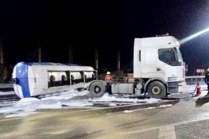 На трасі Київ-Чоп неподалік Львова перекинувся бензовоз – дорогу залило пальним
