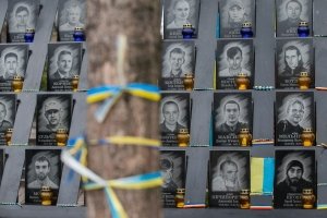 Пам'яті початку Революції: Президент вшанував Героїв Небесної Сотні - фото
