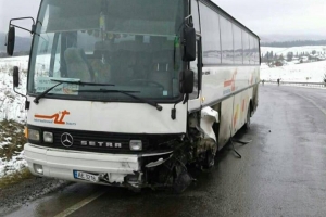 На Львівщині туристичний автобус протаранив легковик: є загиблі та поранені