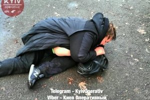 У Києві в дим п'яна жінка випала з-за керма автомобіля і заснула на асфальті