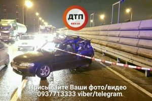 Жахлива ДТП у Києві: на Південному мосту бензовоз влетів у легковик, є загиблі
