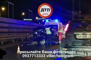 Водія затисло в авто: смертельна ДТП на Південному мосту в Києві – ФОТО