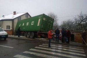 На Львівщині фура протаранила легковик і влетіла в житловий будинок