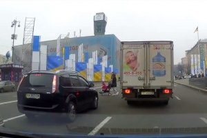 Мережу ошелешило відео, як у центрі Києва жінка перебігає 8 смуг із дитиною у візку