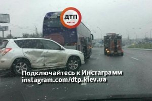Наочно про ожеледь на дорогах: ранком Київ застиг через аварії – ФОТО