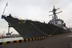 Два гелiкоптера й 380 членів екіпажу: До Одеси прибув ракетний есмінець США &ndash; фото