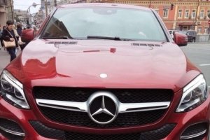В української співачки у Києві вкрали припаркований біля клініки Mercedes