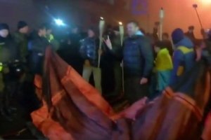 У Києві під будівлею МВС сталися сутички між учасниками смолоскипної ходи і поліцією – відео