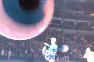Загралася: Кеті Перрі на концерті відбила надувну кулю й поцілила фанатці просто в голову &ndash; відео
