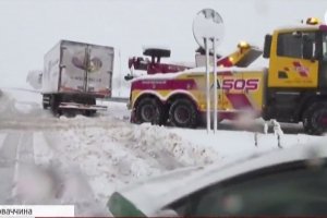 Авто-кучугури, або як сніг побешкетував у Словаччині – ФОТО