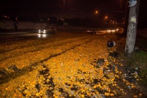 Новорічний настрій на асфальті: через ДТП у Дніпрі дорогу завалило мандаринами