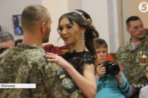 Волонтерки в облягаючих сукнях: у Житомирі пройшов дивовижний благодійний бал