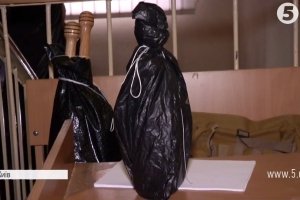 "Перформанс у суді": на засідання у справі Януковича принесли бруківку та "коктейлі Молотова"