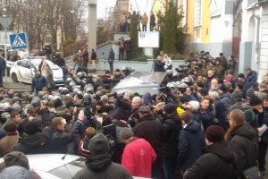 Прихильники Саакашвілі блокують автомобіль із затриманим політиком – відео