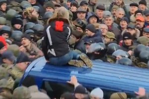 У натовпі, який блокує автомобіль із Саакашвілі, працюють провокатори – фото, відео