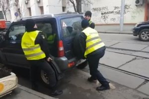 У Києві патрульні вручну перетягували авто, що заблокувало трамвайні колії
