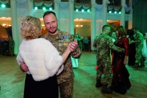Перший за 100 років: у звільненому Краматорську пройшов Офіцерський бал – ФОТО
