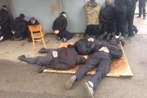 Вибух, постріли, штурм: у Миколаєві 20 зловмисників зі зброєю напали на центральний ринок