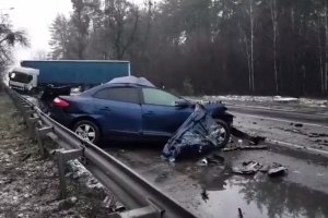 Смертельна ДТП: на виїзді зі столиці фура розчавила іномарку &ndash; фоторепортаж
